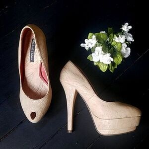 Michael Antonio Tan heels